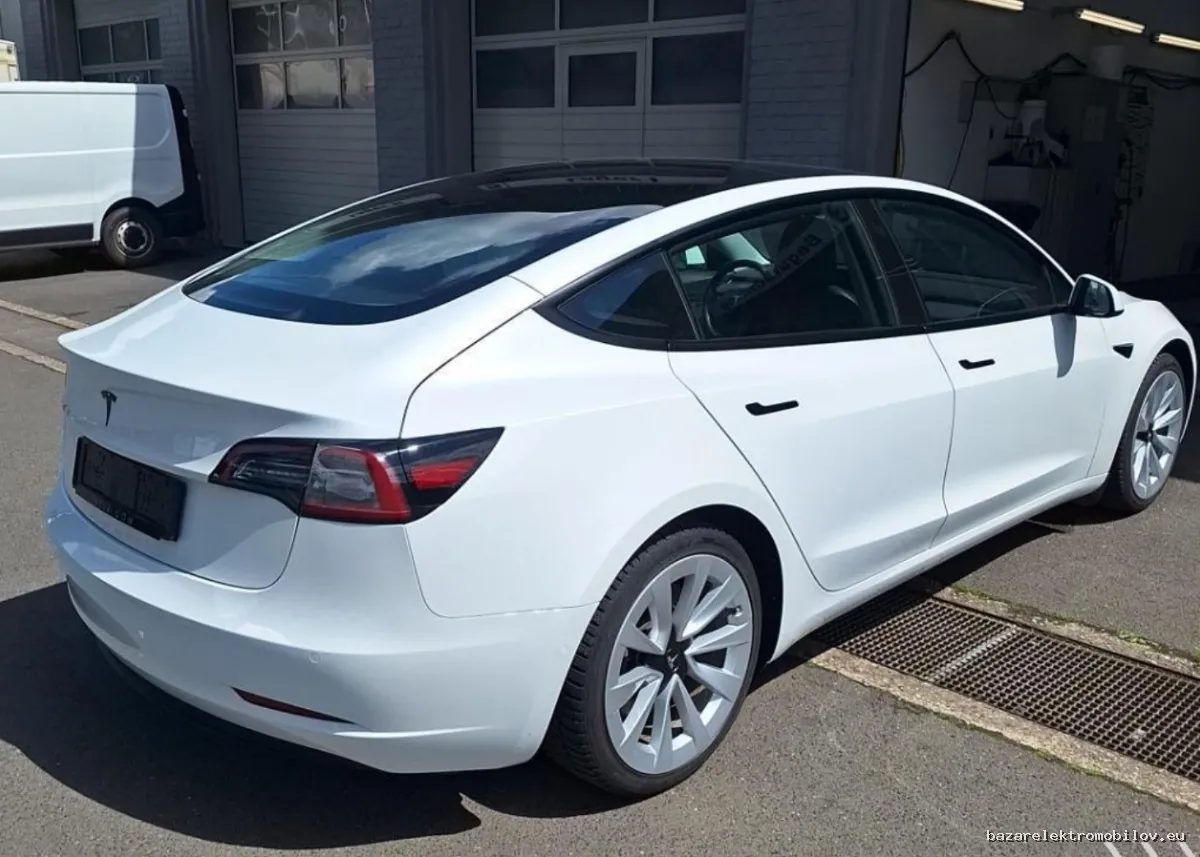 Tesla Model 3 SR Plus LFP - Fotografia inzerátu 1