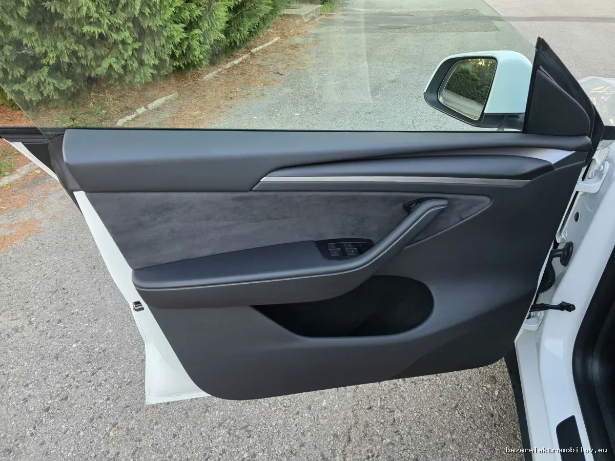 Tesla Model Y LR AWD - Fotografia inzerátu 16