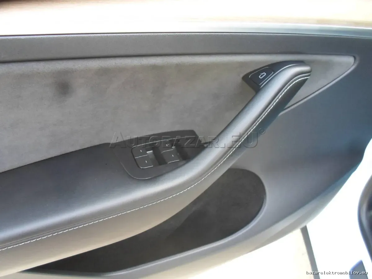 Tesla Model Y LR AWD - Fotografia inzerátu 9